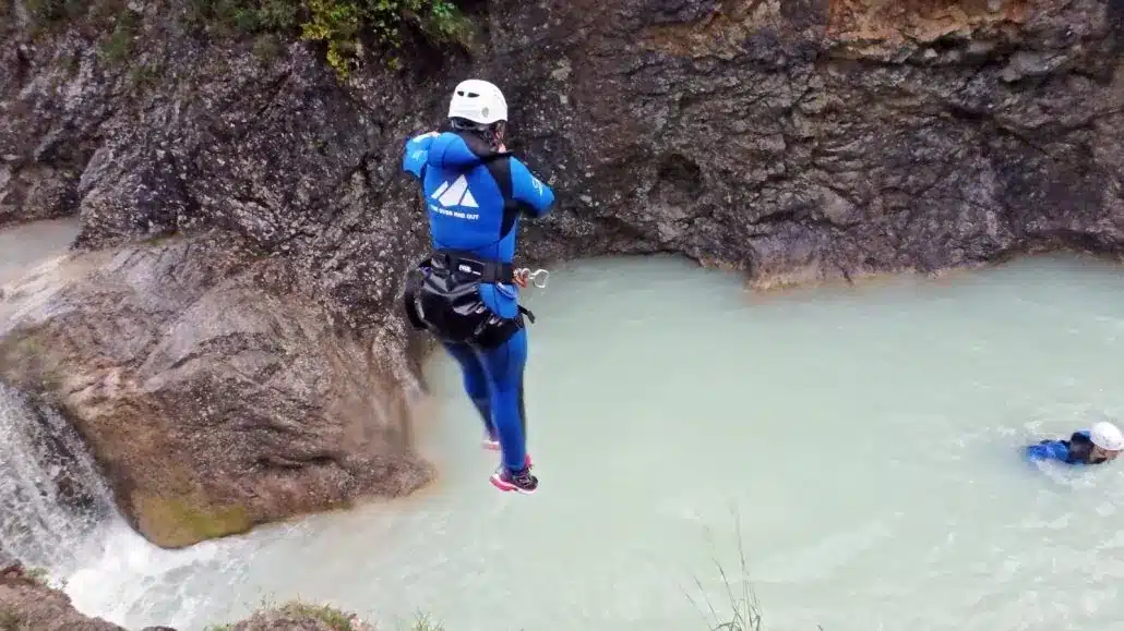 Sprung von den Stuibenfällen in Österreich, bei Arbach bei Reutte | Canyoning-Grenzenlos