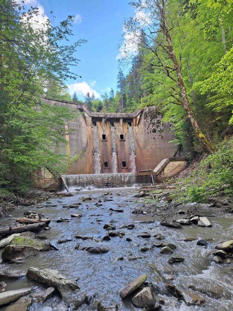 Talsperre in der Schlucht