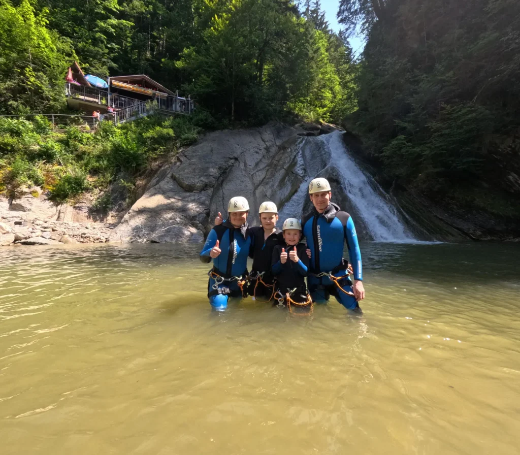 Canyoning mit Kindern – Geht das? 1 Familie beim Canyoning